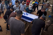 Familiares e amigos comparecem ao funeral de Yossi Vahab, que foi morto durante o ataque do Hamas ao Kibutz Nir Oz