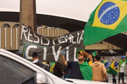 Manifestação ocorre em frente ao QG do Exército no SMU