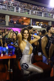 Isis Valverde tem!