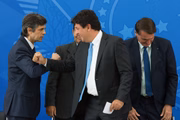 Mandetta cumprimenta seu sucessor, Nelson Teich