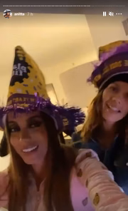 Após o show, Anitta curtiu a virada de ano com os amigos em um apartamento com vista privilegiada da Times Square
