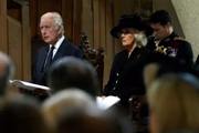 Charles e Camilla no culto religioso