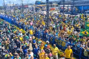 Bolsonaro foi recebido por apoiadores logo na chegada à capital pernambucana