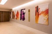As estampas da estilista se transformaram em obras de arte que decoram os quartos e os corredores 