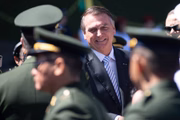 Ex-presidente Jair Bolsonaro (PL), entre militares
