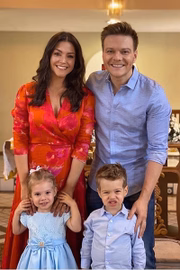 Thaís Fersoza e Michel Teló com os filhos Melinda e Teodoro Teló