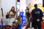 Clientes em bar na Asa Norte: ordem é usar máscaras e não se aglomerar