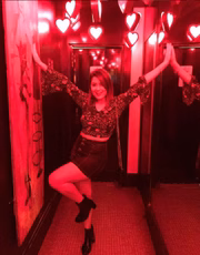 A decoração chama a atenção pelos painéis de neon 