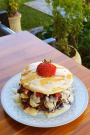 A torre de panquecas (R$ 18,50) talvez seja a mais recheada da casa, com ganache de chocolate meio amargo e frutas da estação cobertas com ganache de chocolate branco