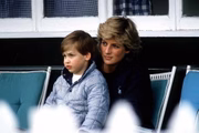 Príncipe William com a mãe