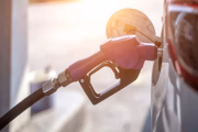 Além do lucro da Petrobras, o valor final depende das movimentações internacionais em relação ao custo do petróleo, e acaba sendo influenciado diretamente pela situação do real – se mais valorizado ou desvalorizado