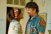 <b>Juliet, Nua e Crua:</b> Annie (Rose Byrne) se encontra presa em seu relacionamento com Duncan (Chris O'Dowd), fã obsessivo do roqueiro Tucker Crowe (Ethan Hawke). O problema é que ele chega a ser mais dedicado ao ídolo que à namorada. Por causa de um comentário negativo no site de Tucker, Annie acaba se aproximando do cantor. Assista ao <a href="https://www.youtube.com/watch?v=pYbsvsAMLek" target="_blank">trailer</a>