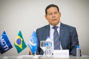 Vice-presidente da República, Hamilton Mourão, durante reunião técnica com o diretor do INPE