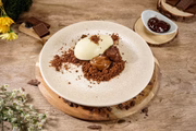 Ovo de chocolate branco com recheio de sorvete de chocolate amargo na base de crumble de castanha de caju e caramelo salgado do Wine Garden
