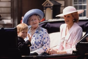 Harry ao lado da bisavó paterna, Elizabeth, e da mãe, a princesa Diana