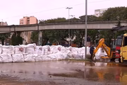 Barricada foi montada para conter o avanço das águas