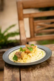 Tempura de Pirarucu com Papardelli Citron: tempurá de pirarucu, papardelli al dente, creme de limão, azeite de endro e agrião baby