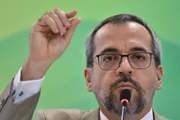 O ministro foi alvo de críticas por causa de cortes em bolsas de pesquisa