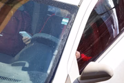 Em outro flagrante, condutor tecla no celular