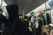  <b>Mr. Robot/4ª Temporada (Última)</b>: Elliot (Rami Malek) é um jovem programador que trabalha como engenheiro de segurança virtual durante o dia e como hacker vigilante durante a noite. Elliot se vê numa encruzilhada quando o líder (Christian Slater) de um misterioso grupo de hacker o recruta para destruir a firma que ele é pago para proteger. Sem previsão de estreia no Brasil, as três temporadas anteriores estão disponíveis no Prime Video 