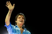 Em 1955, foi contratado pela rádio e, com o tempo, passou a dedicar-se à música. Anos depois, mudou-se com a família para o Rio de Janeiro. Mais maduro, teve o primeiro contato com o rock and roll e com o rockabilly nas noites cariocas