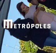 Maiara flagrada no lugar onde ocorre a live de Fernando Zor. Repare nos girassóis ao fundo