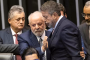 Presidente Lula cumprimenta o presidente da Câmara, Arthur Lira (PP-AL)