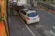 Bandidos entraram no bar pela janela