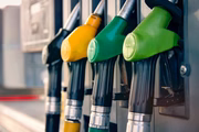 A composição, então, se dá da seguinte forma: 27,9% – tributo estadual (ICMS); 11,6% – impostos federais (Cide, PIS/Pasep e Cofins); 32,9% – lucro da Petrobras; 15,9% – custo do etanol presente na mistura e 11,7% – distribuição e revenda do combustível