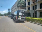 Veículo do IML chega ao local