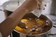 Viola coloca cápsula em comida e revolta público