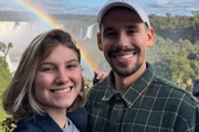 Isabel Veloso e o marido, Lucas Borbas posam sorridentes durante passeio