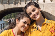 DE VOLTA AOS 15 (L TO R) MAISA as ANITA at 15, CAMILA QUEIROZ as ANITA at 30 in behind the scenes photo of DE VOLTA AOS 15. Cr. SARAH MAKHARINE/NETFLIX © 2021