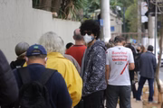Pessoas formam fila para a vacina em São Paulo