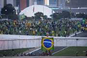 Manifestantes bolsonaristas enfrentam a polícia, invadem e destroem o Congresso Nacional 