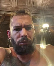 Andrew ganhou fama após ser expulso do Big Brother britânico após vazar um vídeo em que agredia uma mulher