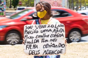 Ela pede dinheiro em semáforos da capital federal 