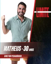 O carioca Matheus Pires tem 30 anos e é diretor pedagógico. Ele revela o que mais lhe tira do sério: pessoas que falam muito. Adepto dos procedimentos estéticos, Matheus brinca “Tudo meu tem nota fiscal: meu cabelo, meu peito, meu bumbum”. O jovem entrega o que seu marido diz: “ele fala que sou manipulador”.