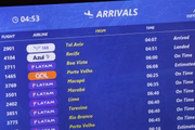 Painel do Aeroporto de Brasília mostra horário de chegada do vôo 2901, da FAB, vindo de Tel Aviv