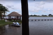 Um dos atrativos da fazenda é o lago que fica em frente aos quartos. Além da pesca, visitantes aproveitam para praticar esportes e andar de jet ski