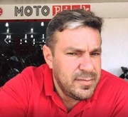 O comerciante Clodoaldo Alencar, 47 anos, atingido por um tiro na cabeça quando estava dentro de sua loja, em Sobradinho, sofreu uma parada cardíaca na noite de sábado (5/8), no Hospital de Base, e não resistiu. Ele vítima lutava pela vida desde a quinta-feira (3), após ser baleado por Lucas Feitosa da Silva, 20 anos, que segue foragido