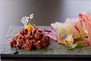 O clássico steak tartare (R$ 34) está presente nas entradas