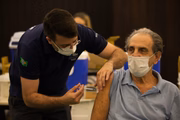Moisés Braustein, 86 anos, também recebeu a terceira dose da vacina contra a Covid-19