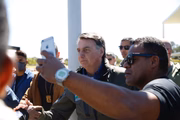 Bolsonaro cumprimenta apoiadores após passeio de moto