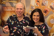 Silvio está com 93 anos. Na foto, ele está abraçado com a filha, Renata Abravanel