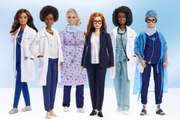 Ao ser representada em diversas profissões, a Barbie passa a mensagem de que as meninas e mulheres podem ser o que quiserem 