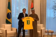 Bolsonaro entrega camisa da seleção brasileira ao príncipe herdeiro de Abu Dhabi, Mohammed bin Zayed Al Nahyan