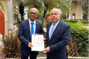 O chanceler do Suriname, Albert Ramdin, e o ministro de Relações Exteriores do governo Lula, Mauro Vieira, em fevereiro, após reunião da Organização do Tratado de Cooperação Amazônica