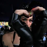 Sexy, a roupa contou com orelhas pretas, rabinho felpudo e luvas 