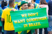 Participantes levaram cartazes com mensagens em inglês
